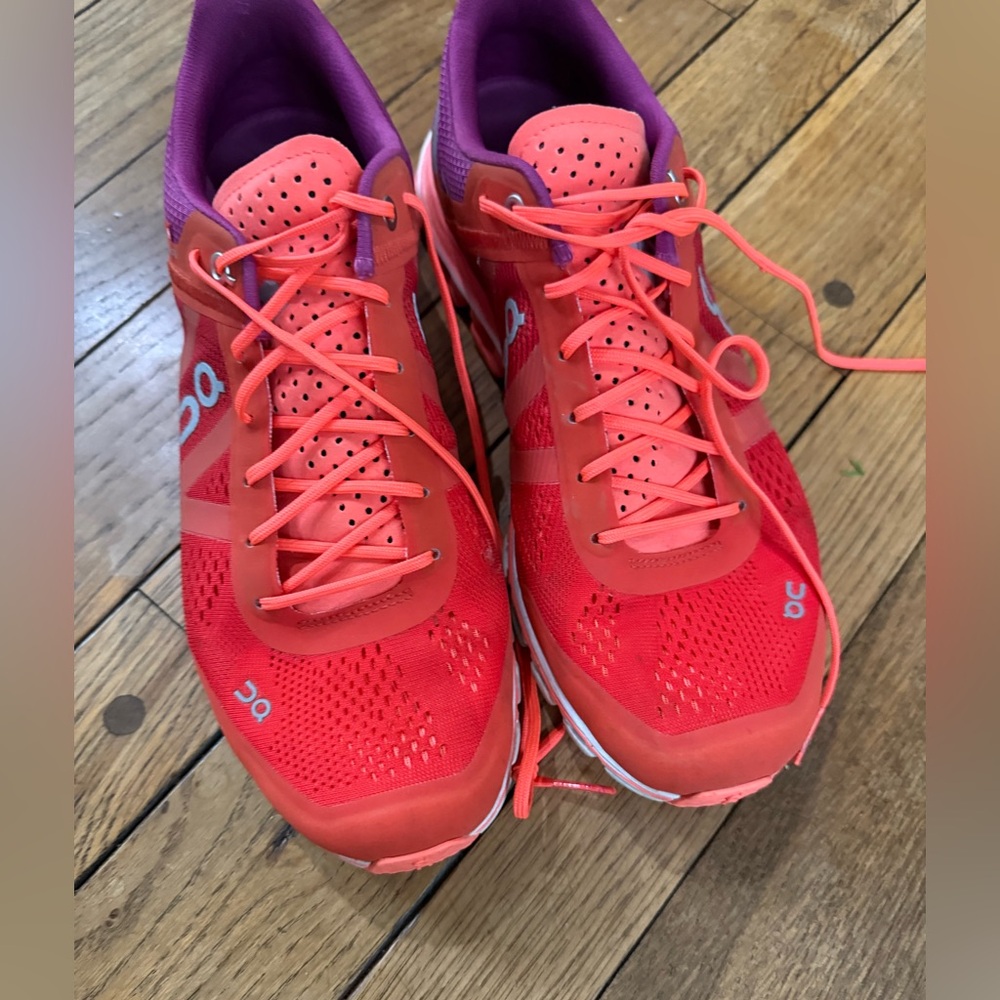 ON Cloudflow running shoes, W9